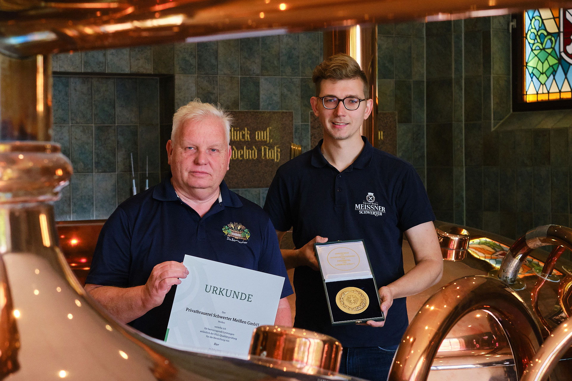 Braumeister Bernd Heitmann (links) und Brauer Oliver Herzog präsentieren stolz den Bundesehrenpreis, die höchste Ehrung der deutschen Ernährungswirtschaft. Braumeister Bernd Heitmann (links) und Brauer Oliver Herzog präsentieren stolz den Bundesehrenpreis, die höchste Ehrung der deutschen Ernährungswirtschaft.