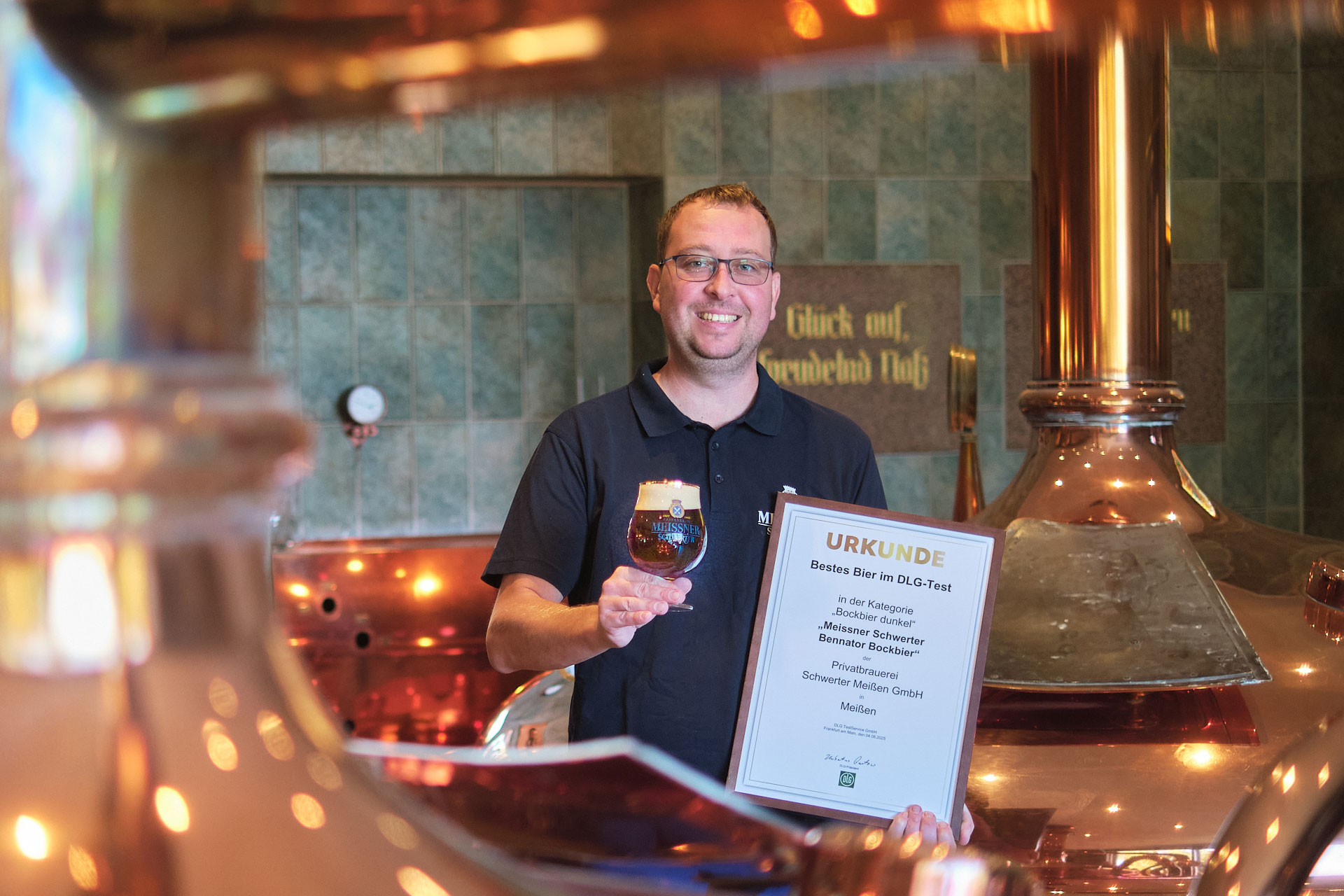 Braumeister Robert Kaeßler präsentiert stolz die Auszeichnung „Bestes Bockbier“.